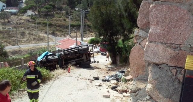 Veiculo pesado em queda de 18 metros