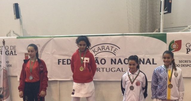 Campeonato nacional de karaté com três subidas ao pódio